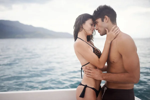 デッキを暖めて 湖でボートに乗って楽しむ親密な若いカップル — ストック写真