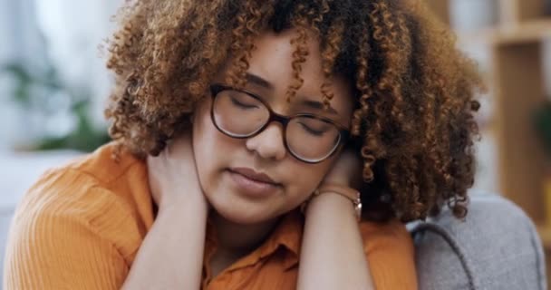 Nackenschmerzen Angstzustände Und Eine Schwarze Frau Auf Einem Sofa Mit — Stockvideo