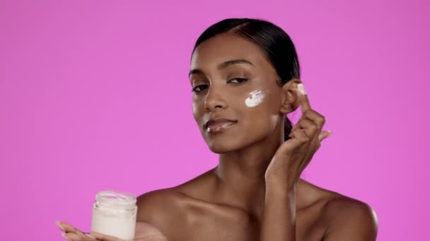 Tvář Pleťové Láhve Krása Ženy Studio Kosmetika Nebo Produkt Růžovém — Stock video