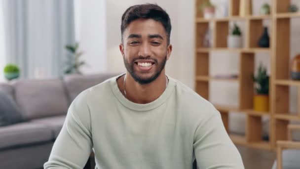 Retrato Homem Índia Feliz Sala Estar Com Sorriso Confiança Trabalho — Vídeo de Stock