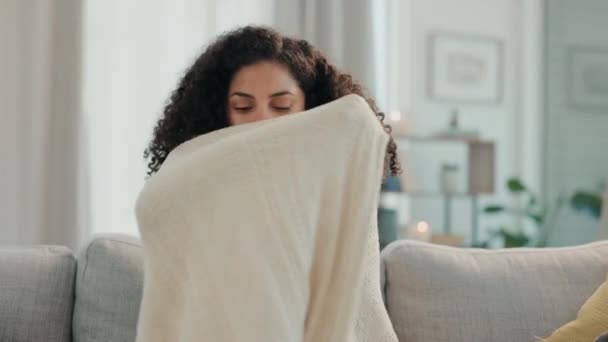 Frio Inverno Mulher Com Cobertor Sofá Para Calor Vírus Tremores — Vídeo de Stock