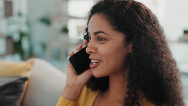 Panggilan Telepon Gosip Dan Tawa Dengan Seorang Wanita Rumahnya Duduk — Stok Video