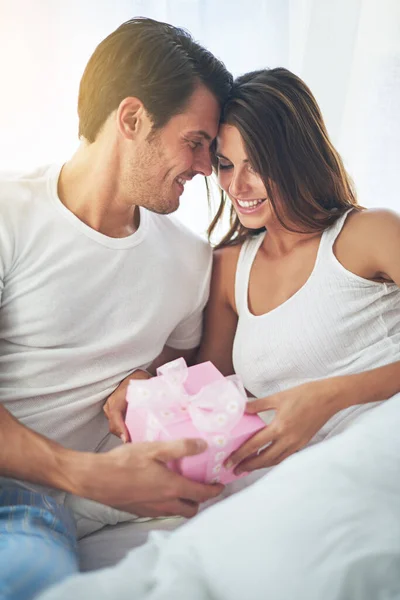 Man Giving Woman Gift Love Happy Partnership Relationship Celebration Valentines — Stock Photo, Image