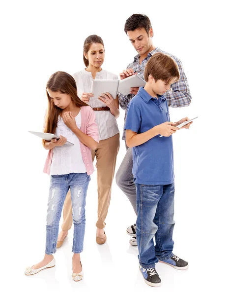 Inmerso Mundo Online Una Familia Cuatro Todos Usando Tabletas Mientras — Foto de Stock
