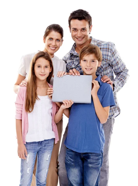 家族の価値観だ 彼の家族と一緒に立っている間 空白のプラカードを保持している少年の肖像画 — ストック写真