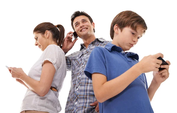 满足其全部需要的装置 3名家庭成员站在一起 用他们的手机 与白人隔离 — 图库照片