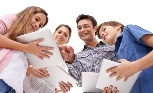 家族全員のためのエンターテイメント デジタルタブレットを使いながら幸せそうに見える4人家族 — ストック写真
