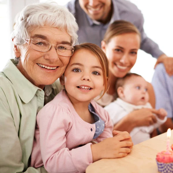 Ünnepi Család Nagyszülők Unokájukkal Ülnek Születésnapján — Stock Fotó