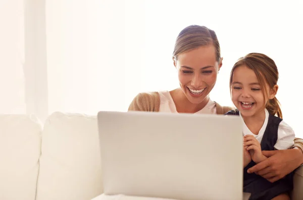 Miłość Śmiech Matka Korzystająca Laptopa Córką — Zdjęcie stockowe