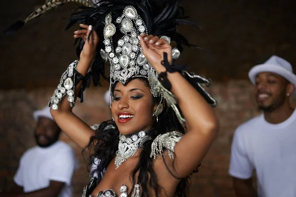 Bewegend Met Muziek Een Mooie Samba Danseres Optreden Een Carnaval — Stockfoto