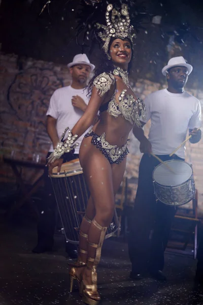 Turning Beats Heat Full Length Shot Beautiful Samba Dancer Performing — Stockfoto