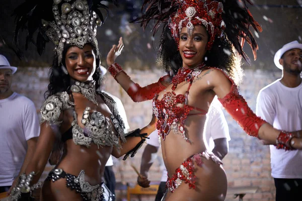 Turning Beats Heat Two Beautiful Samba Dancers Performing Carnival Band — Stockfoto