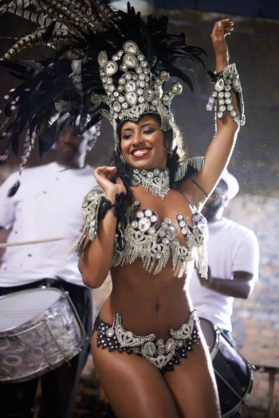 Glamoureus Dansende Koningin Een Mooie Samba Danseres Optreden Een Carnaval — Stockfoto