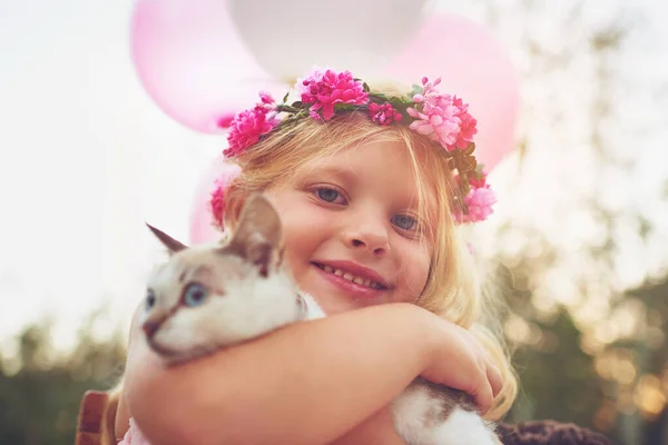 Bana Iyi Şekilde Sarılıyor Mutlu Küçük Bir Kız Bir Kedi — Stok fotoğraf