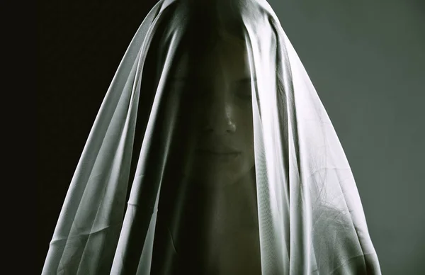Hon Här Spöklik Uppenbarelse Kvinna Isolerad Svart Bakgrund — Stockfoto