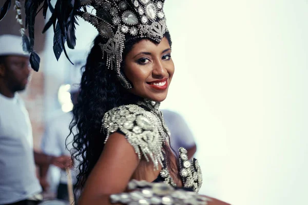 Levande Föreställningar Hennes Passion Porträtt Vacker Samba Dansare Och Hennes — Stockfoto