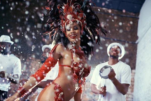 Een Sprankelende Samba Koningin Een Mooie Samba Danseres Optreden Een — Stockfoto