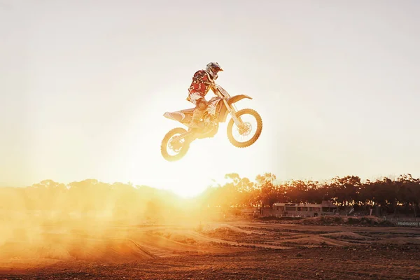 Κάνοντας Ένα Άλμα Φορά Ένα Πλάνο Ενός Αναβάτη Motocross Στον — Φωτογραφία Αρχείου