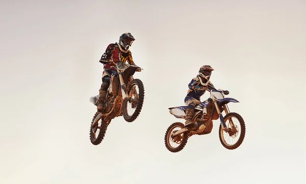 Προσπαθεί Μπει Πρώιμο Στάδιο Ένα Πλάνο Από Δύο Αναβάτες Motocross — Φωτογραφία Αρχείου