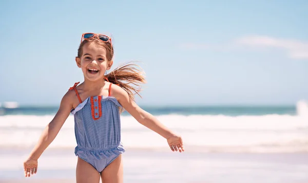带着绝对的放弃跑 一个沿着海滩跑的小女孩 — 图库照片