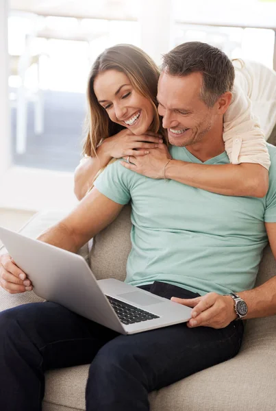 Doing Little Bit Bonding Browsing Couple Using Laptop Home — Stock Photo, Image