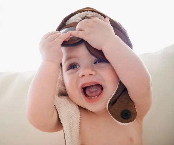 这么多的乐趣 一个戴帽子 爱开玩笑的小男孩 — 图库照片