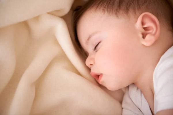 Dorme Sempre Dopo Aver Mangiato Adorabile Bambino Che Pisolino — Foto Stock