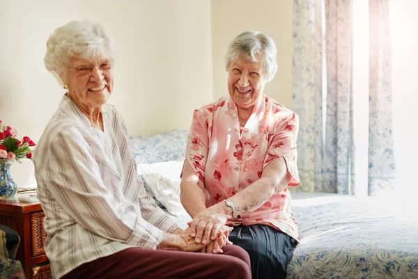 誰が来たと思う 2人の幸せな高齢女性が家で過ごす時間の肖像画 — ストック写真