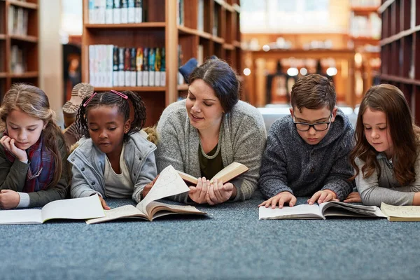 Teach Reach Minds Little Ones Elementary School Kids Reading Teacher — Photo