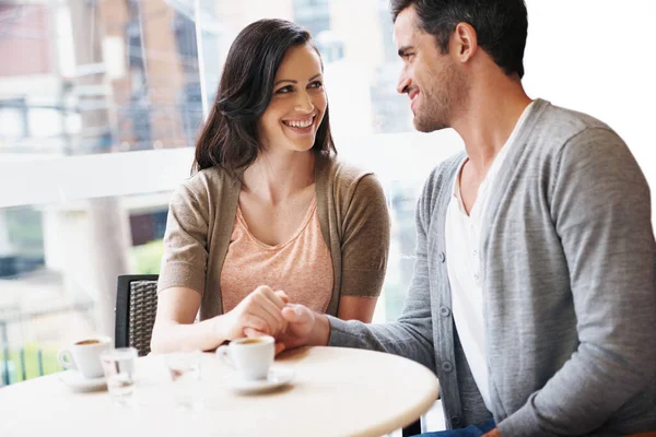 在喝咖啡的时候想起些什么一对年轻夫妇在一起喝咖啡 — 图库照片