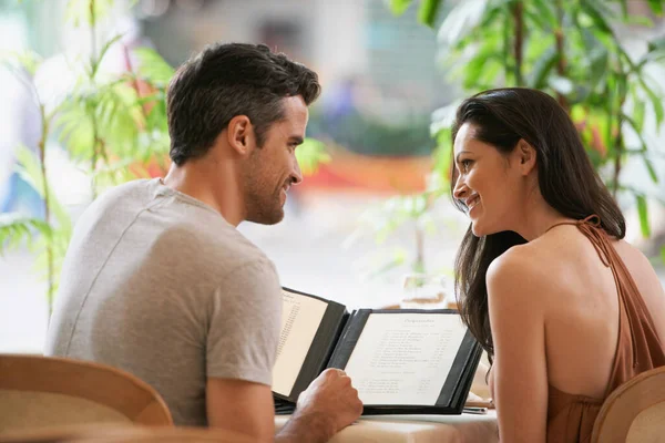 메뉴를 사용하는 레스토랑에서 데이트하는 — 스톡 사진