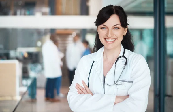 Atención Paciente Requiere Compromiso Retrato Una Doctora Confiada Trabajando Hospital —  Fotos de Stock