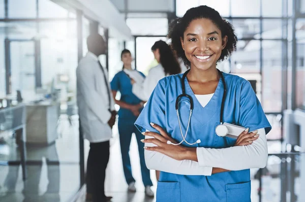 Confiança Competência Que Queres Num Médico Retrato Uma Jovem Médica — Fotografia de Stock