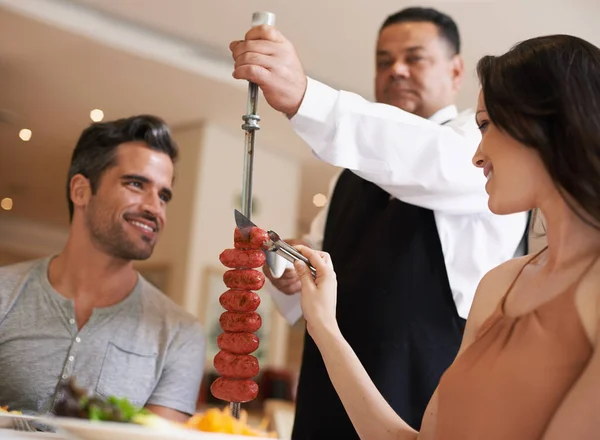Servir Uma Deliciosa Carne Casal Feliz Tendo Uma Refeição Restaurante — Fotografia de Stock
