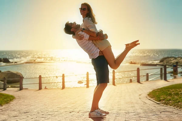 Καλοκαιρινά Ρομαντικά Ένα Ευτυχισμένο Νεαρό Ζευγάρι Που Αγκαλιάζεται Μια Καλοκαιρινή — Φωτογραφία Αρχείου