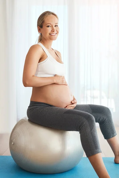Bebeğim Egzersiz Yapmama Bayılıyor Evde Egzersiz Topuyla Çalışan Hamile Bir — Stok fotoğraf