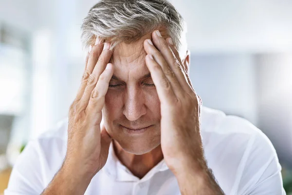 Może Jeśli Pomasuję Skronie Pomoże Dojrzały Biznesmen Cierpiący Ból Głowy — Zdjęcie stockowe