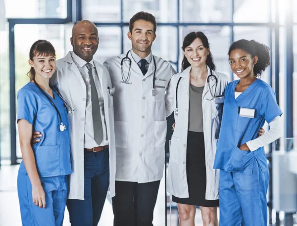 毎日がドクターだった 病院に立っている多様な医師のチームの肖像 — ストック写真