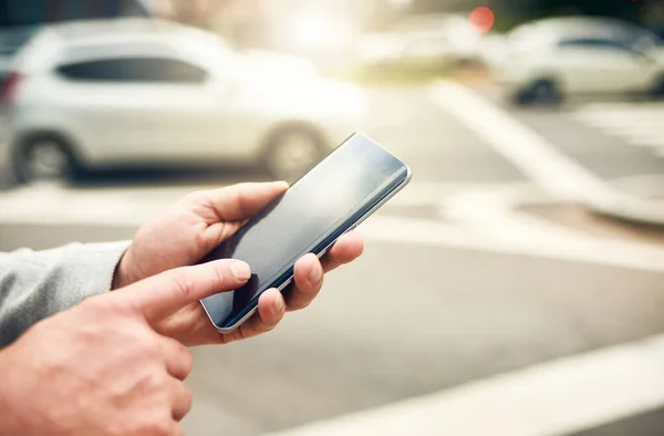 Taşınabilir Yol Daha Iyi Açık Havada Cep Telefonu Kullanan Tanınmayan — Stok fotoğraf