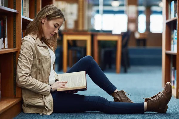 Kedvenc Helye Hogy Megszökjön Egy Könyvben Egyetemi Hallgató Könyvet Olvas — Stock Fotó