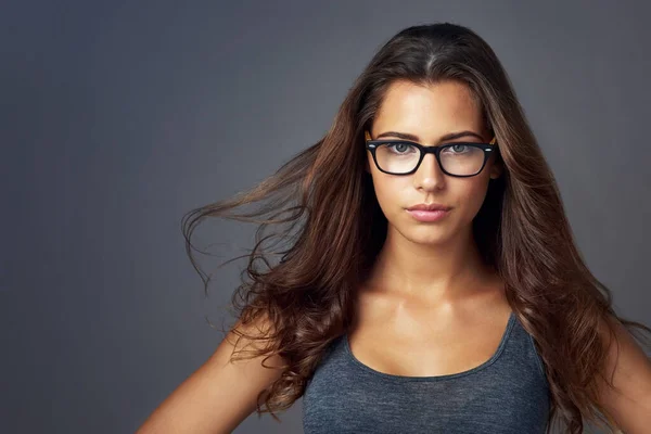 Varrido Pelo Vento Retrato Estúdio Uma Jovem Atraente Usando Óculos — Fotografia de Stock