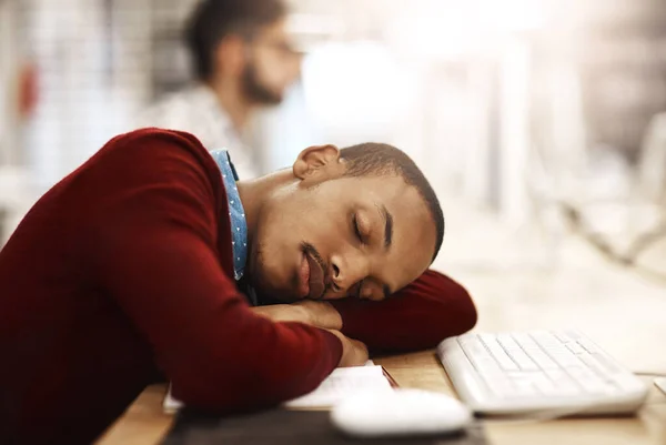 Cérebro Dele Está Sobrecarregado Informação Estudante Universitário Dormindo Enquanto Trabalhava — Fotografia de Stock