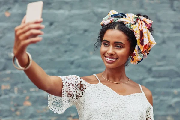 Fatti Selfie Abbracciati Una Giovane Donna Attraente Che Selfie Contro — Foto Stock