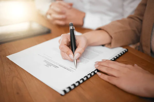 Empresários Mãos Contrato Assinatura Para Contratação Entrevista Documento Legal Recrutamento — Fotografia de Stock