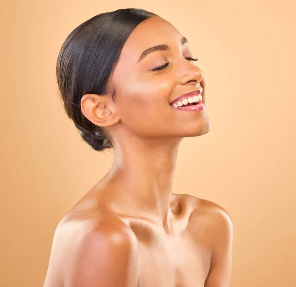 Schoonheid Gezicht Glimlach Van Vrouw Voor Huidverzorging Studio Met Cosmetica — Stockfoto