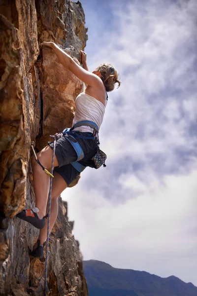 これで生きてる気がする 若い女性が山の上で岩の顔を高く上げて — ストック写真