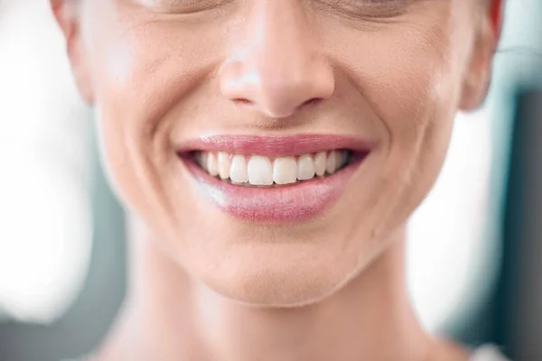 牙齿和微笑促进牙齿护理 外科或医疗保健卫生和健康 为美白牙齿 口腔或牙科治疗及整形而微笑的快乐女性的面部及口罩 — 图库照片