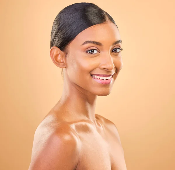 一个被隔离在工作室背景下的女人的微笑 发光和肖像的皮肤护理 印度的模特 有着化妆品的光芒 健康的皮肤和光滑的肤色背景 — 图库照片
