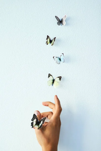 Néha Kell Engednünk Stúdiófelvétel Egy Felismerhetetlen Személyről Aki Pillangókat Ereszt — Stock Fotó