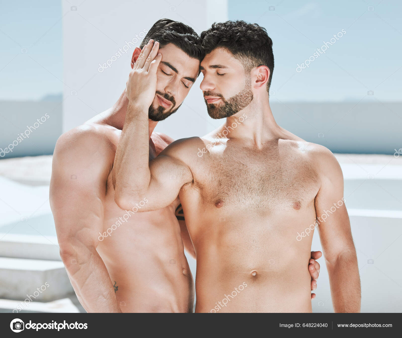 Arte Abrazo Orgullo Hombres Topless Posando Juntos Sol Fotografía Art:  fotografía de stock © PeopleImages.com #648224040 | Depositphotos